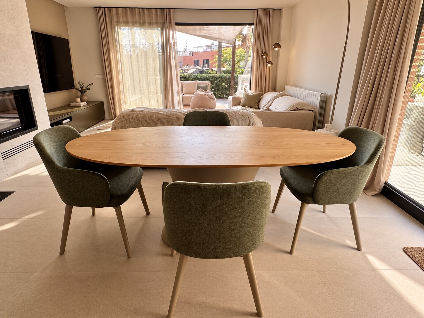 Mesa de comedor ovalada, Valencia — foto 1 de 3